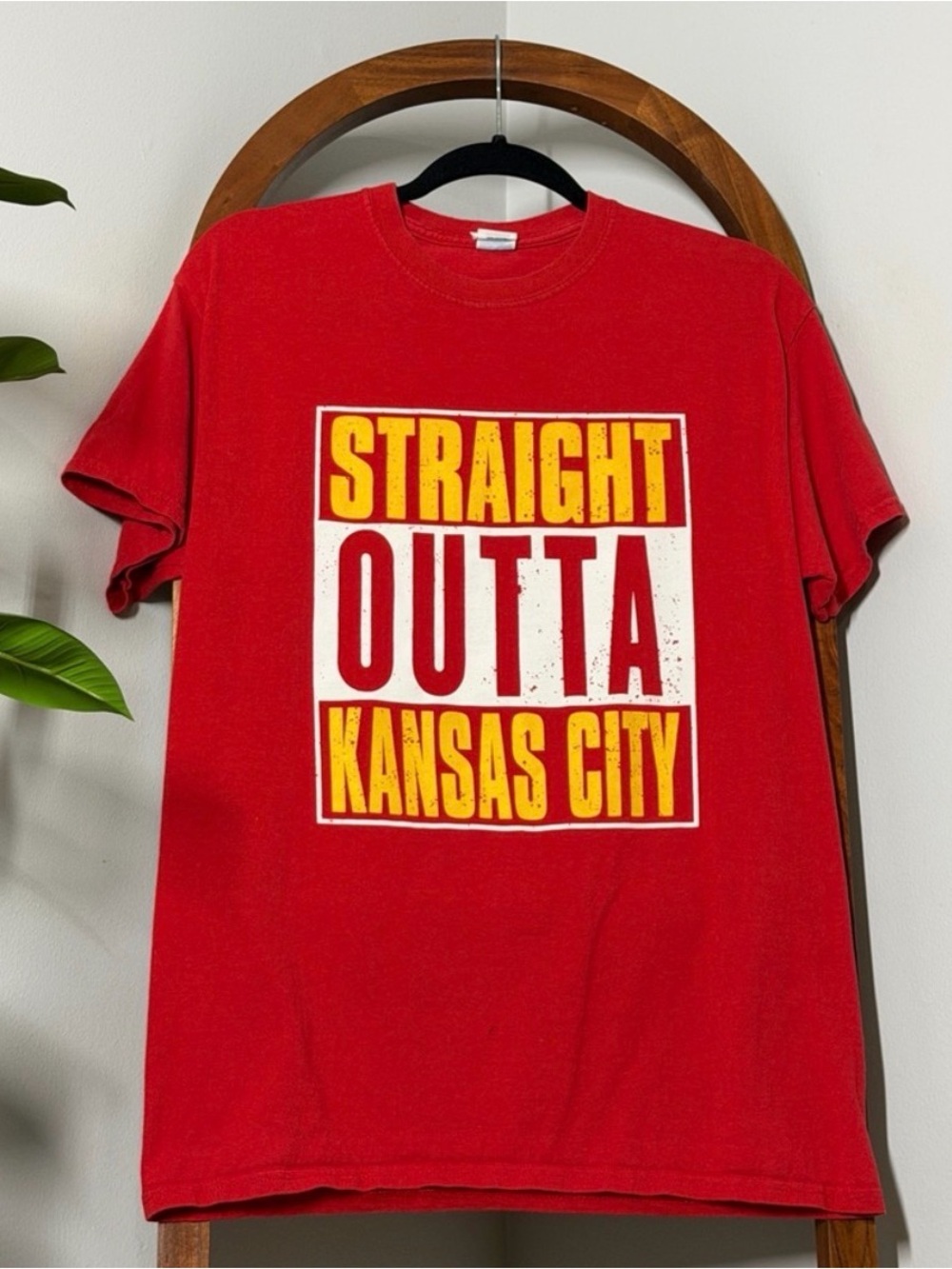 Gildan MEDIUM Red Straight Out of Kansas City Chiefs Short Sleeve Tee Shirt